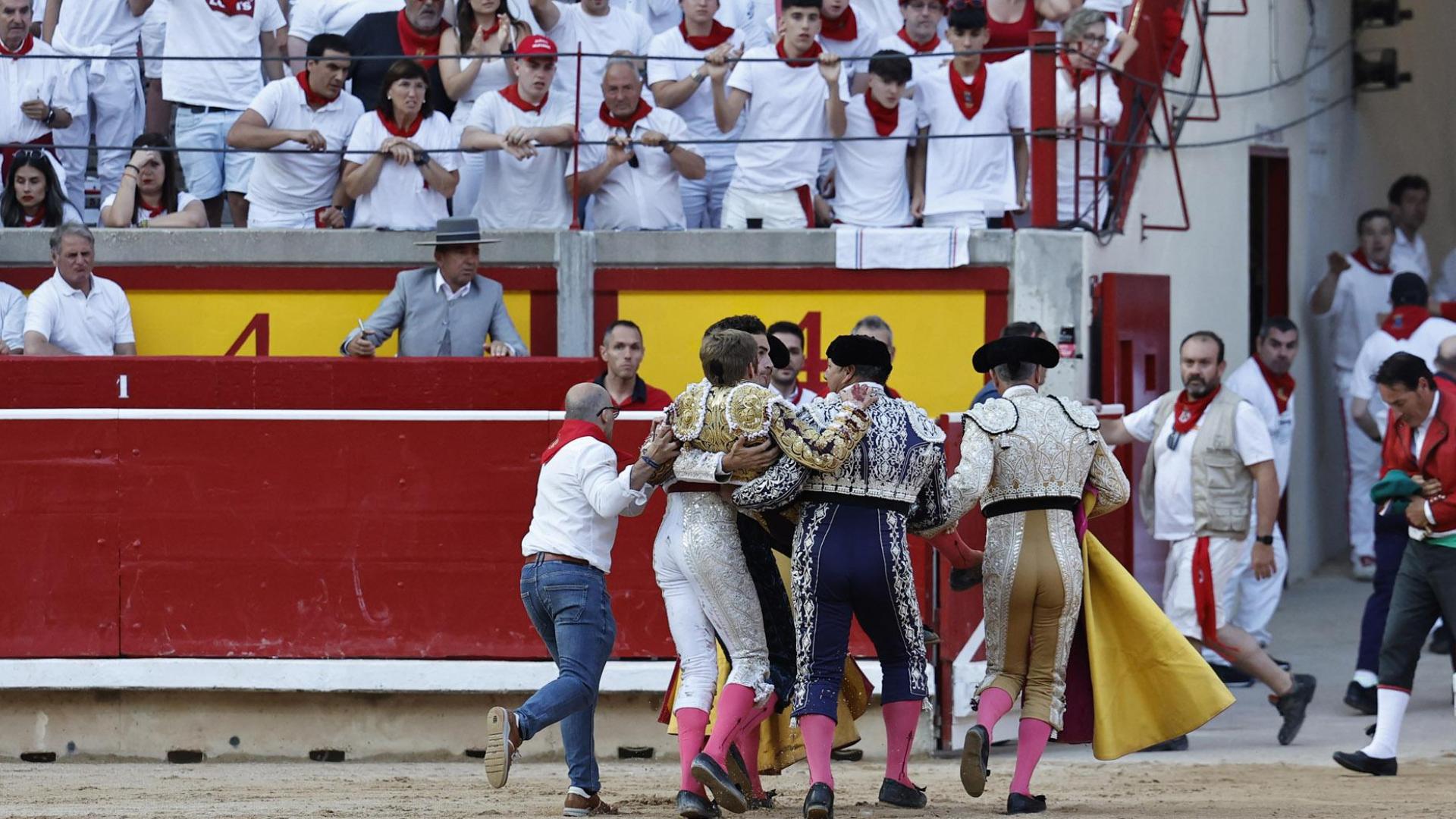 El torero sevillano ha sufrido una fuerte cogida al entrar a matar al sexto toro