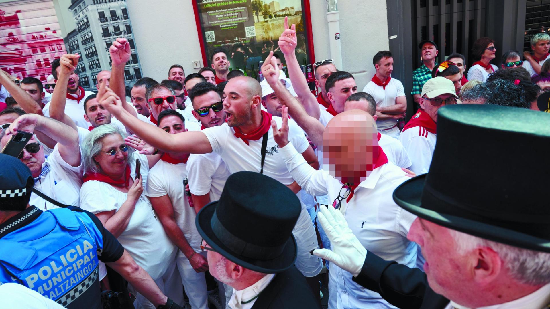 Asistentes a la procesión realizan gestos despectivos contra corporativos de UPN, que habían pasado delante del alcalde Asiron