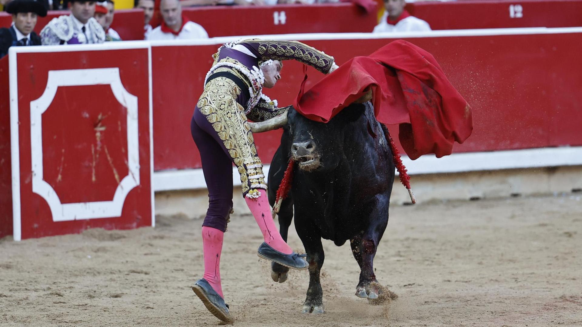 Momento en el que Borja Jiménez es empitonado en la pierna derecha por el sexto toro