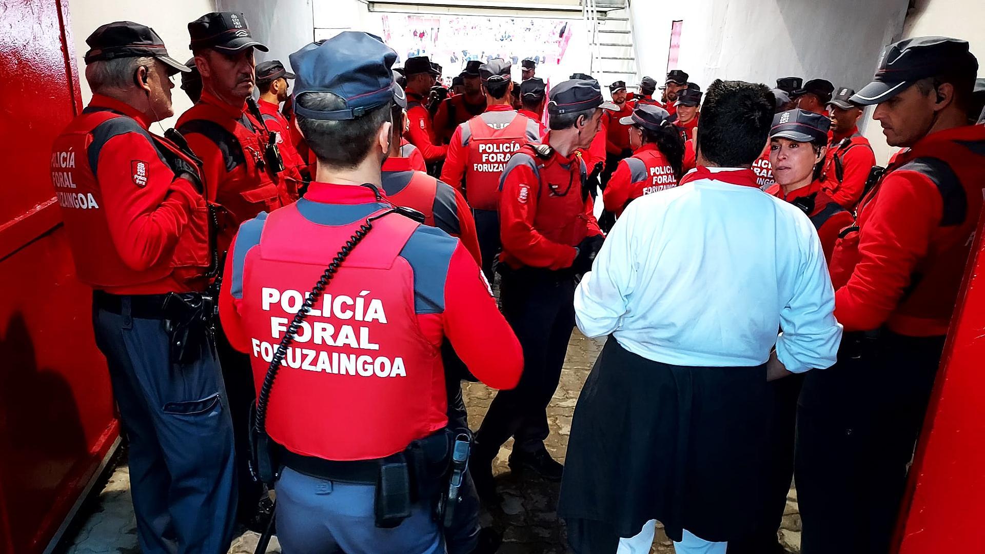 Agentes de la Policía Foral en la entrada al callejón de la plaza de toros antes del primer encierro de los Sanfermines 2024