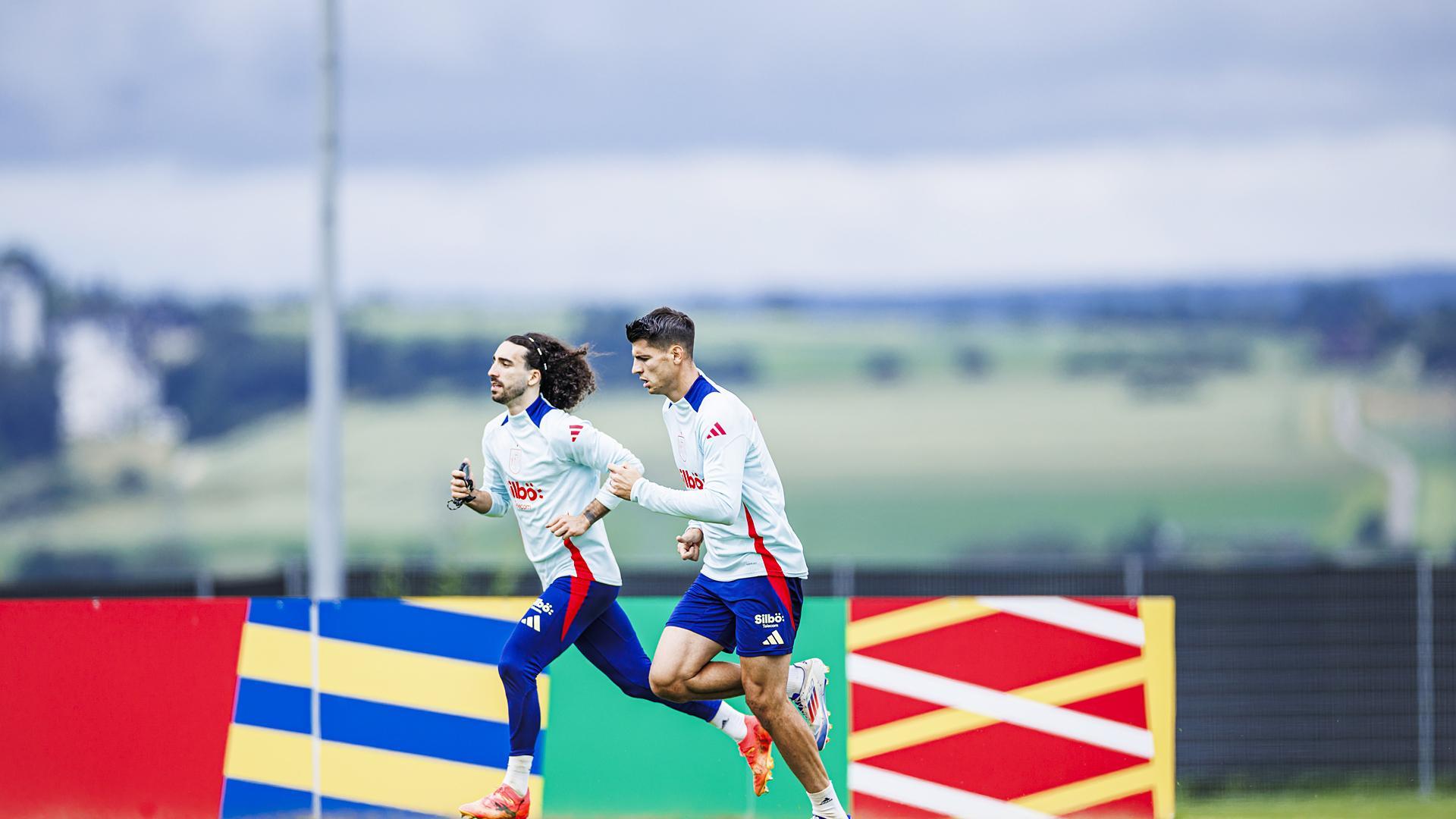 Marc Cucurella y Álvaro Morata realizan carrera durante la concentración de España en Donaueschingen