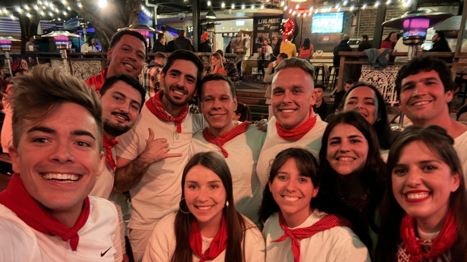 Xanti Izal e Irene Sanjurjo, junto con sus amigos celebrando el chupinazo