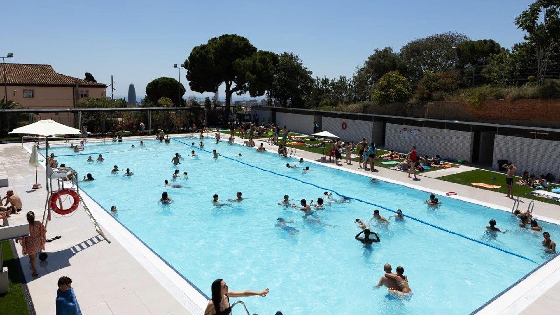 Varias personas se refrescan en una piscina en Guinardó, Barcelona