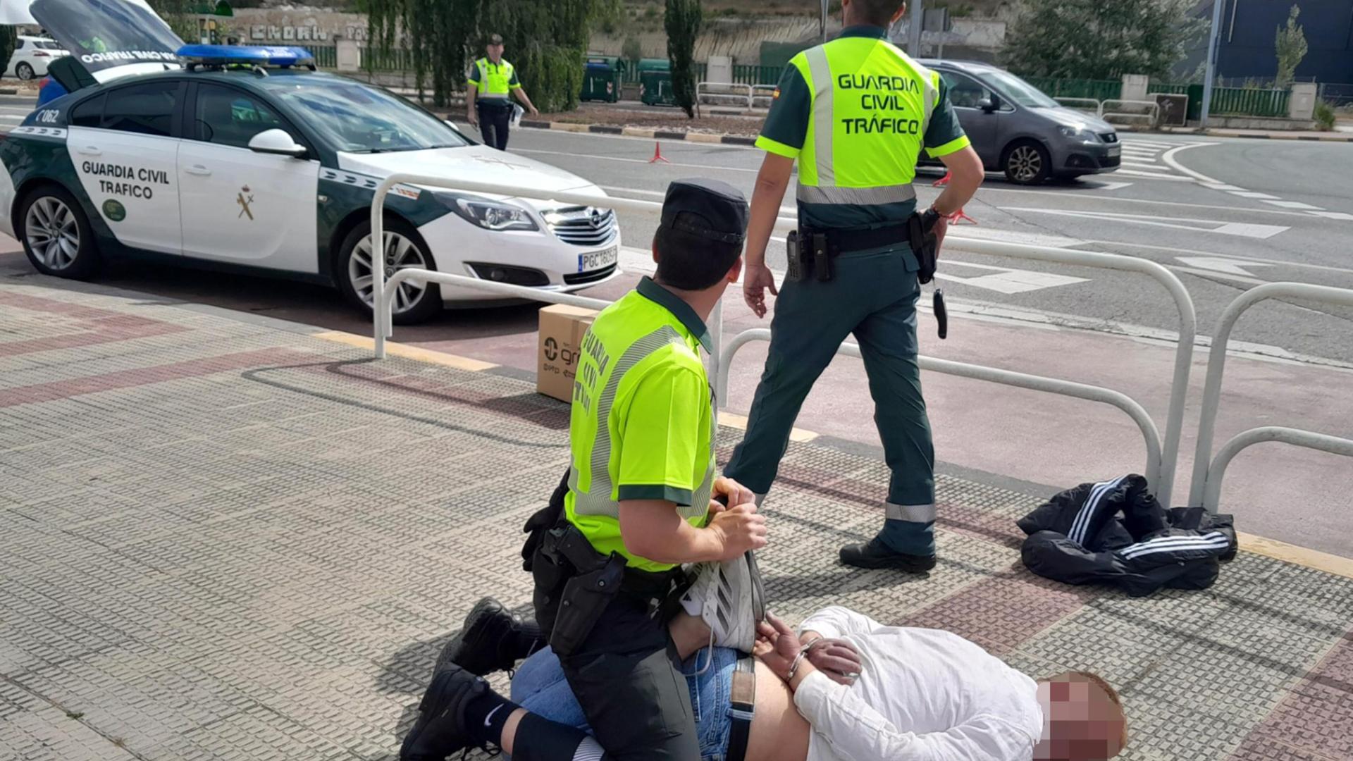 Dos agentes de la Guardia Civil de Tráfico reducen esta mañana de lunes a un hombre que tuvieron que sacar en estado ebrio de una villavesa por increpar a los pasajeros.