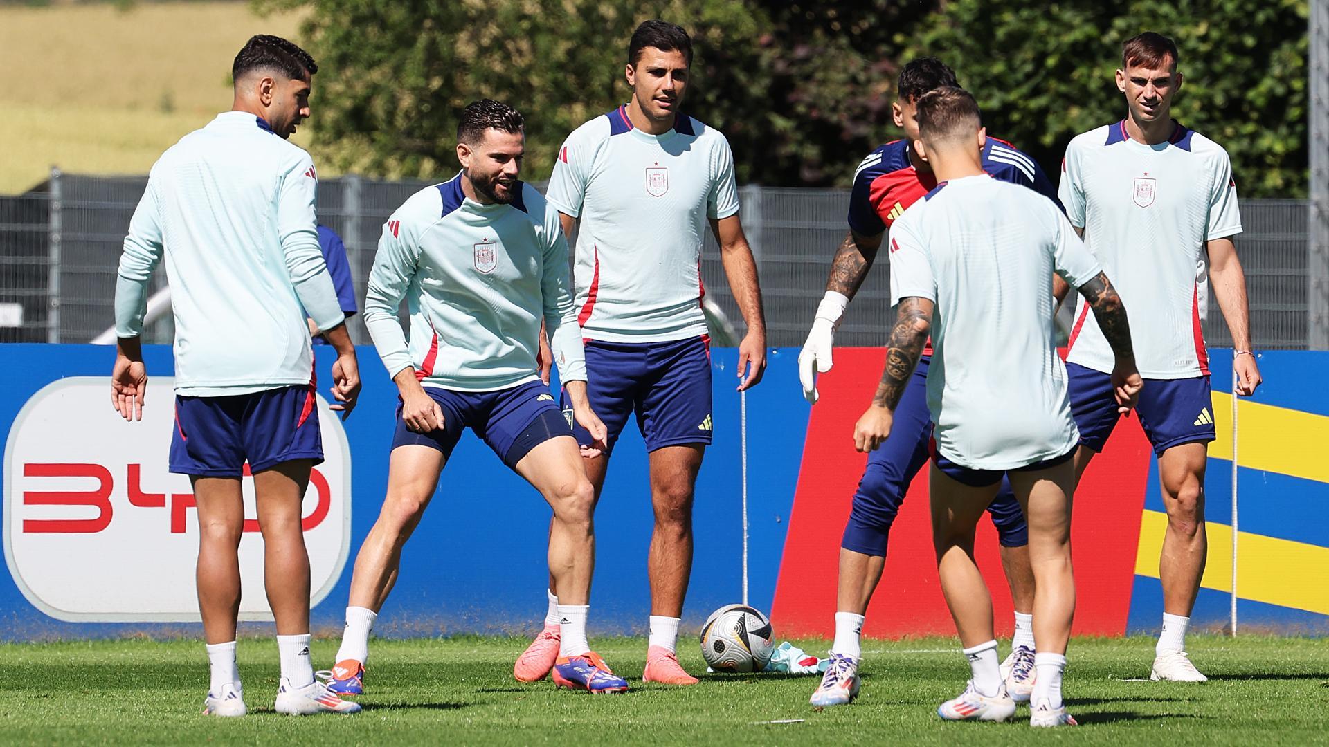 Los jugadores de la selección española durante el entrenamiento previo al choque contra Francia en semifinales de la Eurocopa 2024 en el césped de las instalaciones de Donaueschingen