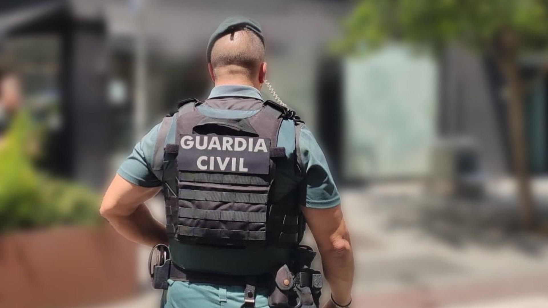 Agentes de Seguridad Ciudadana de Guardia Civil han sofocado el fuego con un extintor