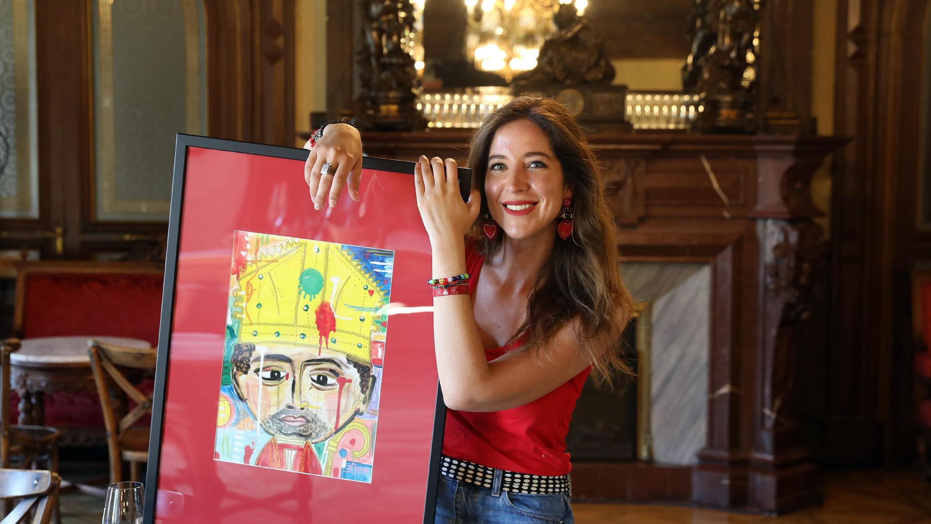 Natalia Echeverría con una de las obras que expone en el Nuevo Casino de Pamplona