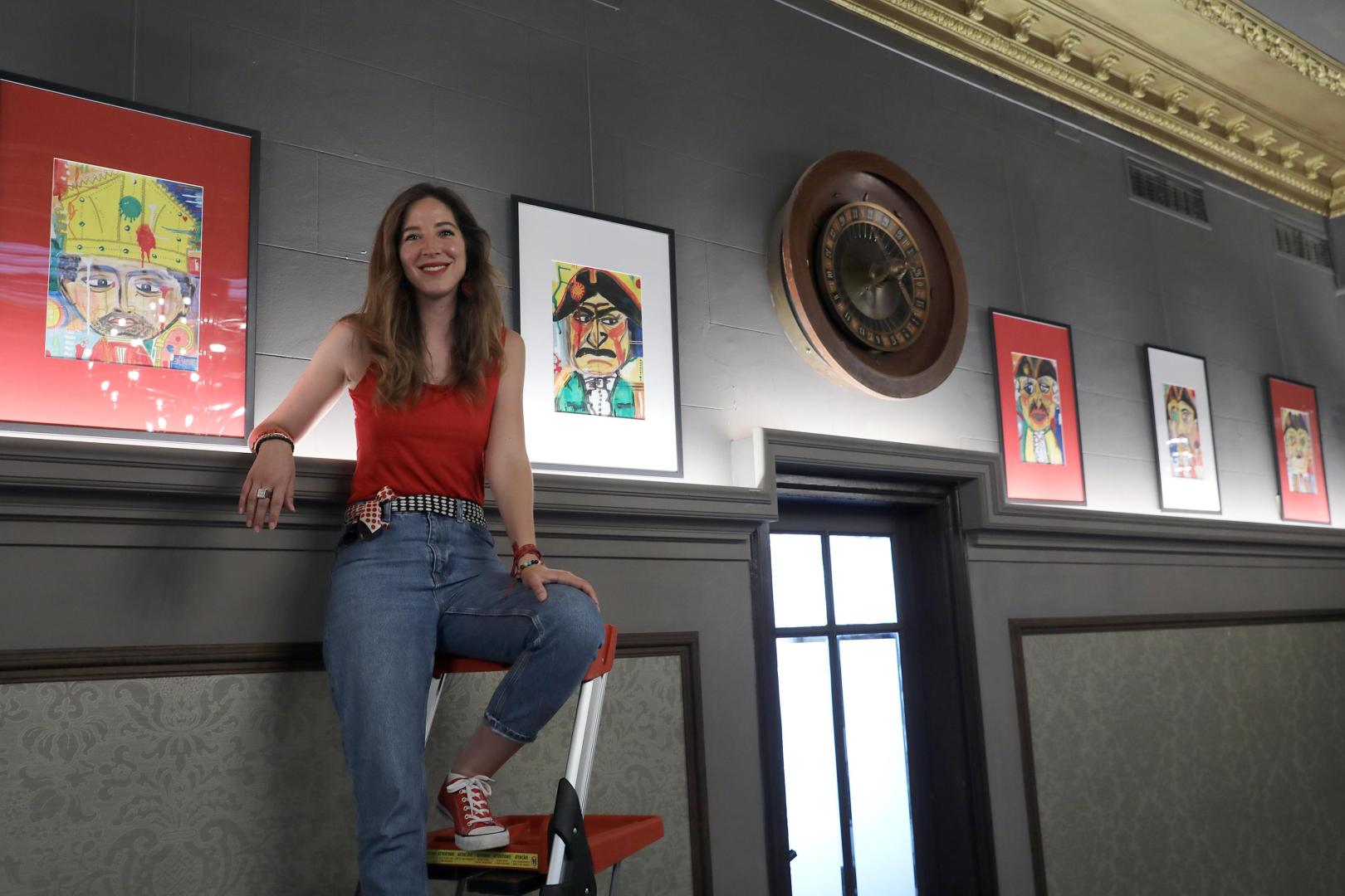 Natalia Echeverría en la exposición del Nuevo Casino