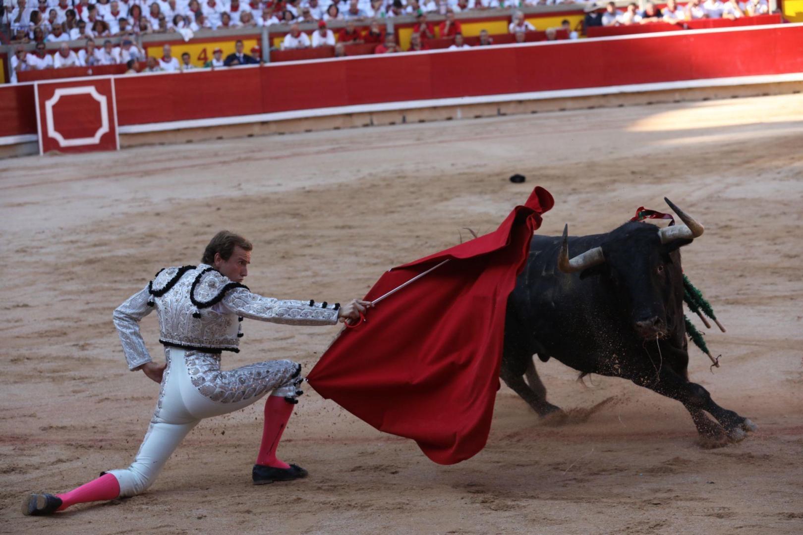 Román, en la faena a su primer toro de la tarde