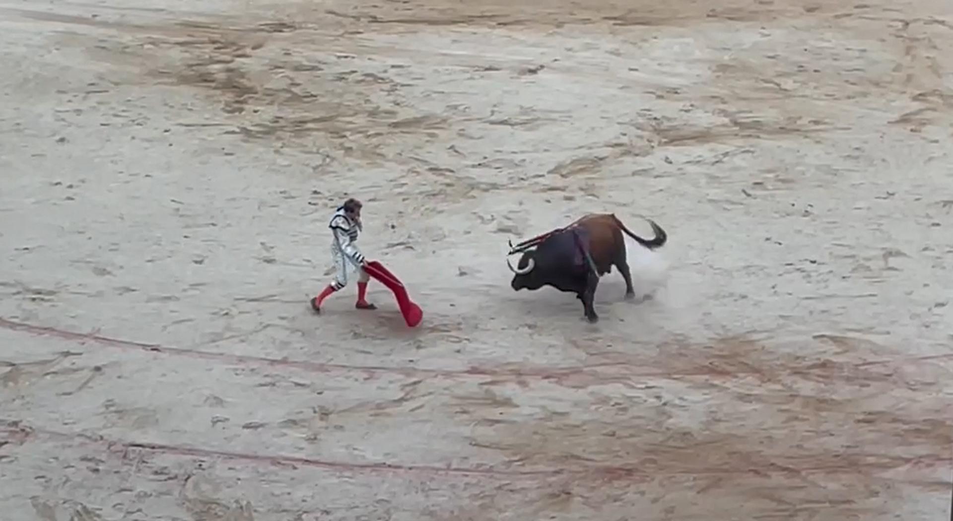 Derechazos de Román al quinto toro