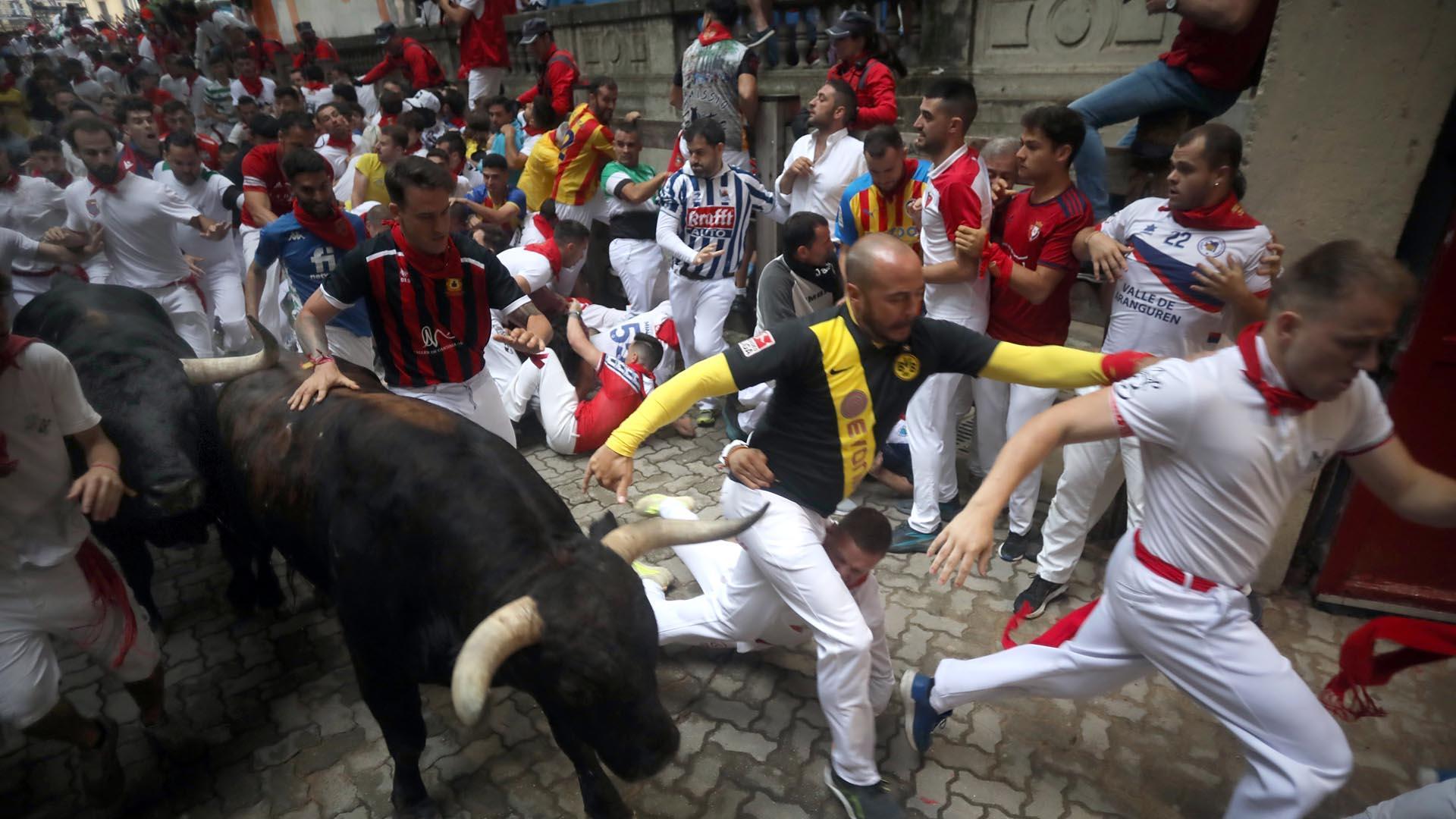 Bajada al callejón en el tercer encierro de San Fermín. |