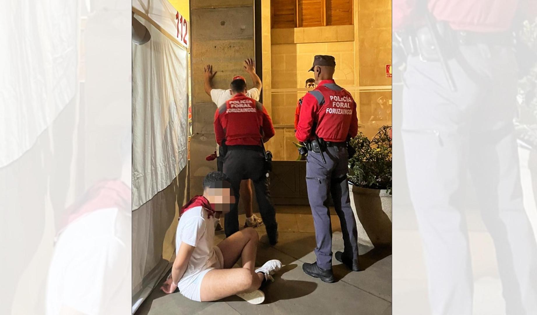 Momento de las detenciones tras la pelea en la Plaza del Castillo en la madrugada del 9 de julio