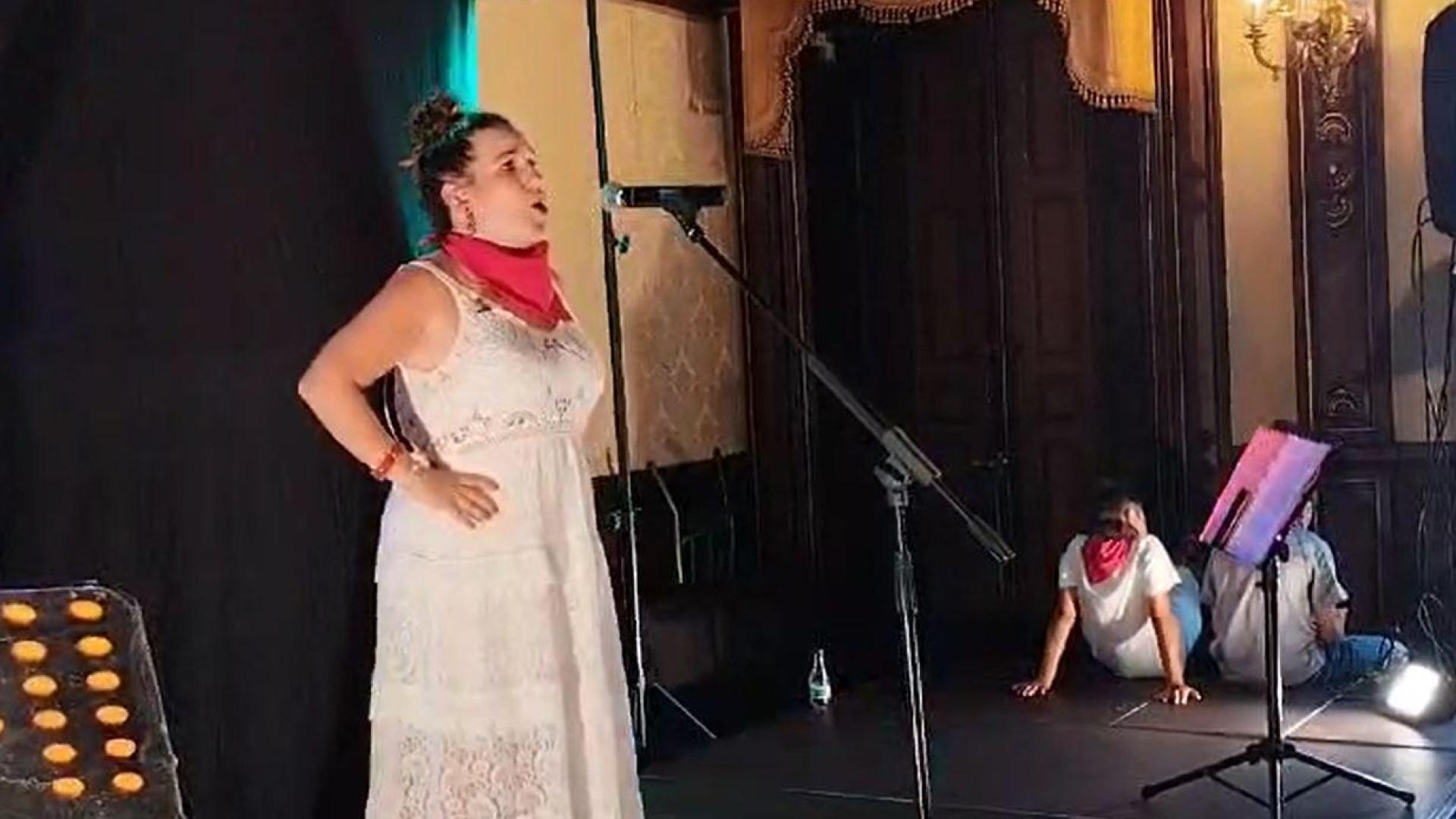 María Ciriza Gutiérrez, de la escuela de jotas de Tafalla Hermanas Flamanrique, ha actuado con Patxi en el Baile de la Alpargata. Han cantado 'Cuando corro en el encierro'.