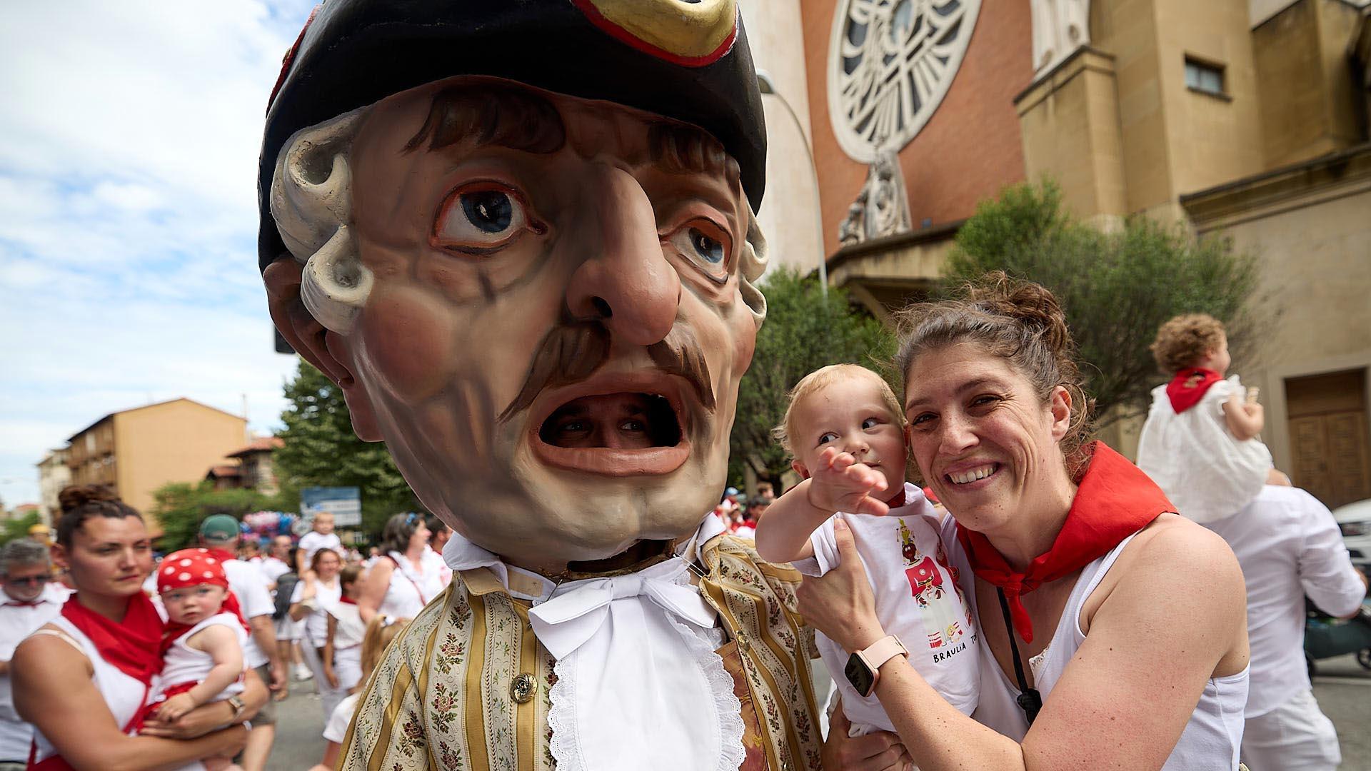 Foto de la salida de la Comparsa de Gigantes y Cabezudos este 9 de julio de 2024 en San Fermín