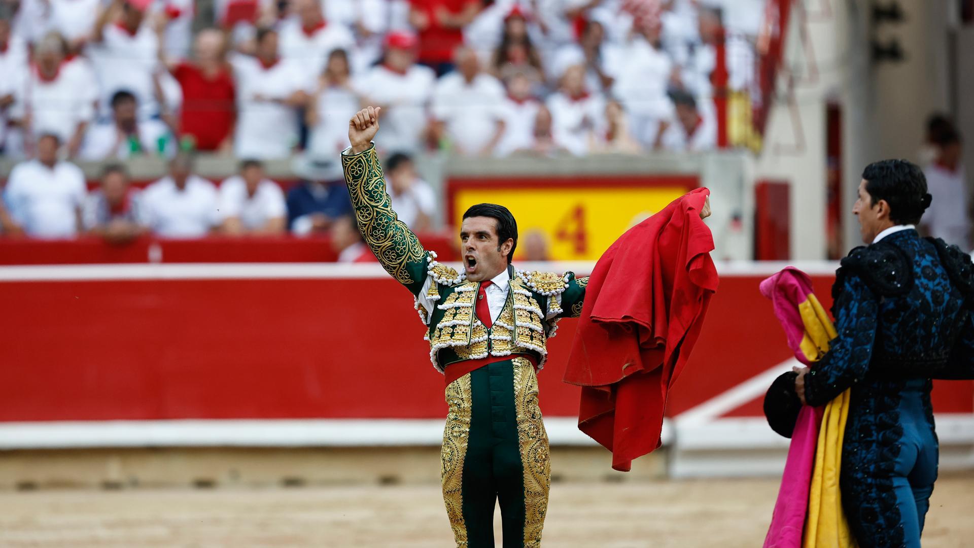 Emilio de Justo celebra la faena que le ha llevado a la puerta grande