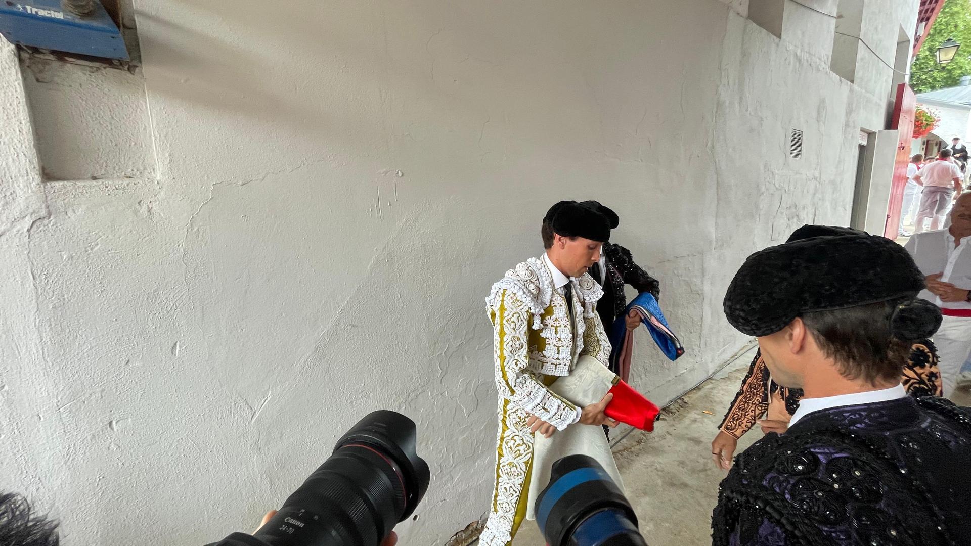 Ginés Marín antes de saltar al ruedo