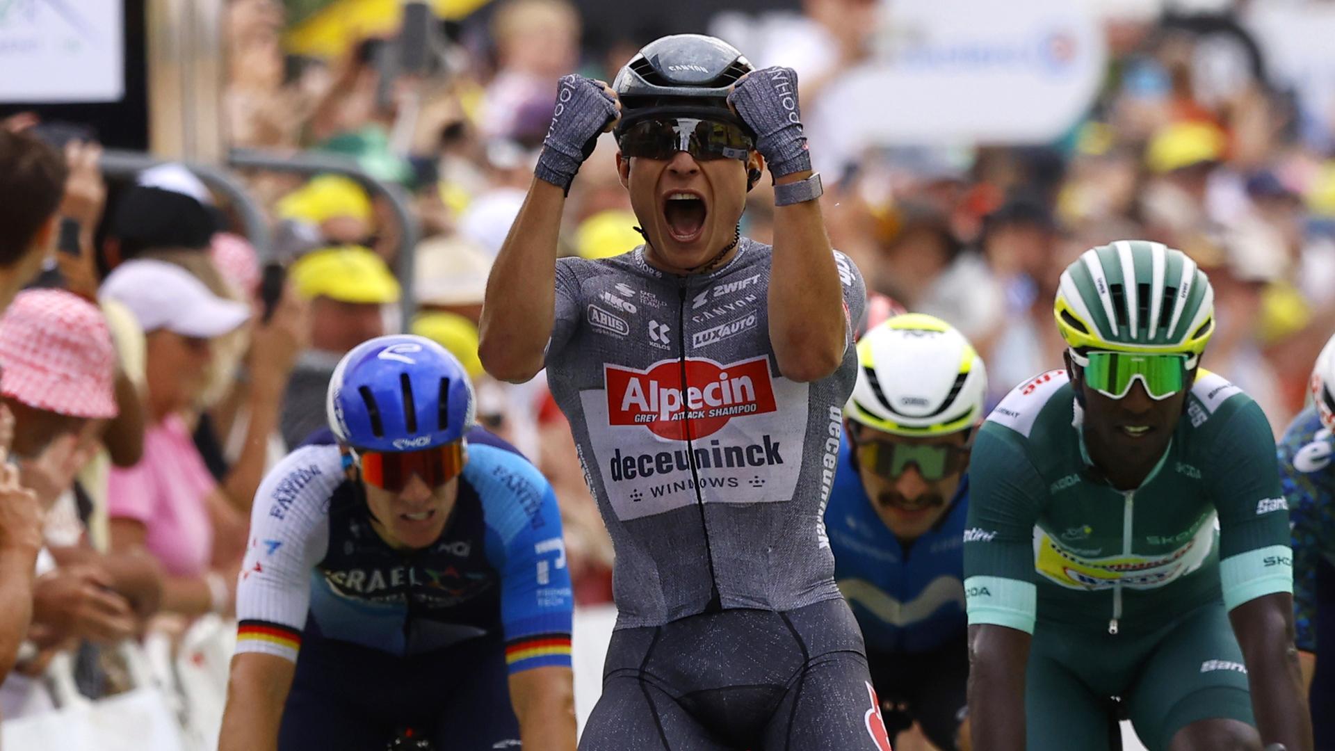 Jasper Philipsen celebra su victoria en la meta de Saint-Amand-Montrond
