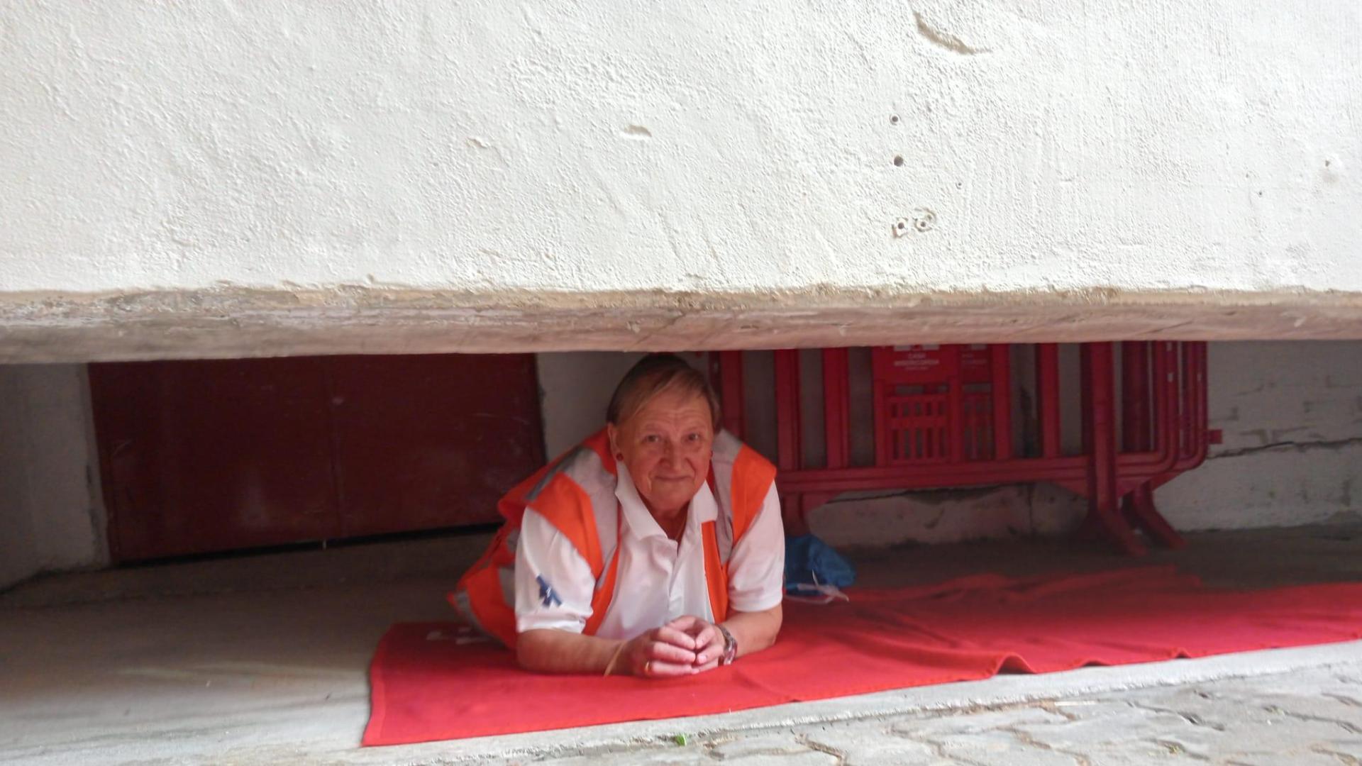 Elvira Clavería, este 9 de julio poco antes del encierro, en una de las gateras del callejón de la plaza de Toros de Pamplona.