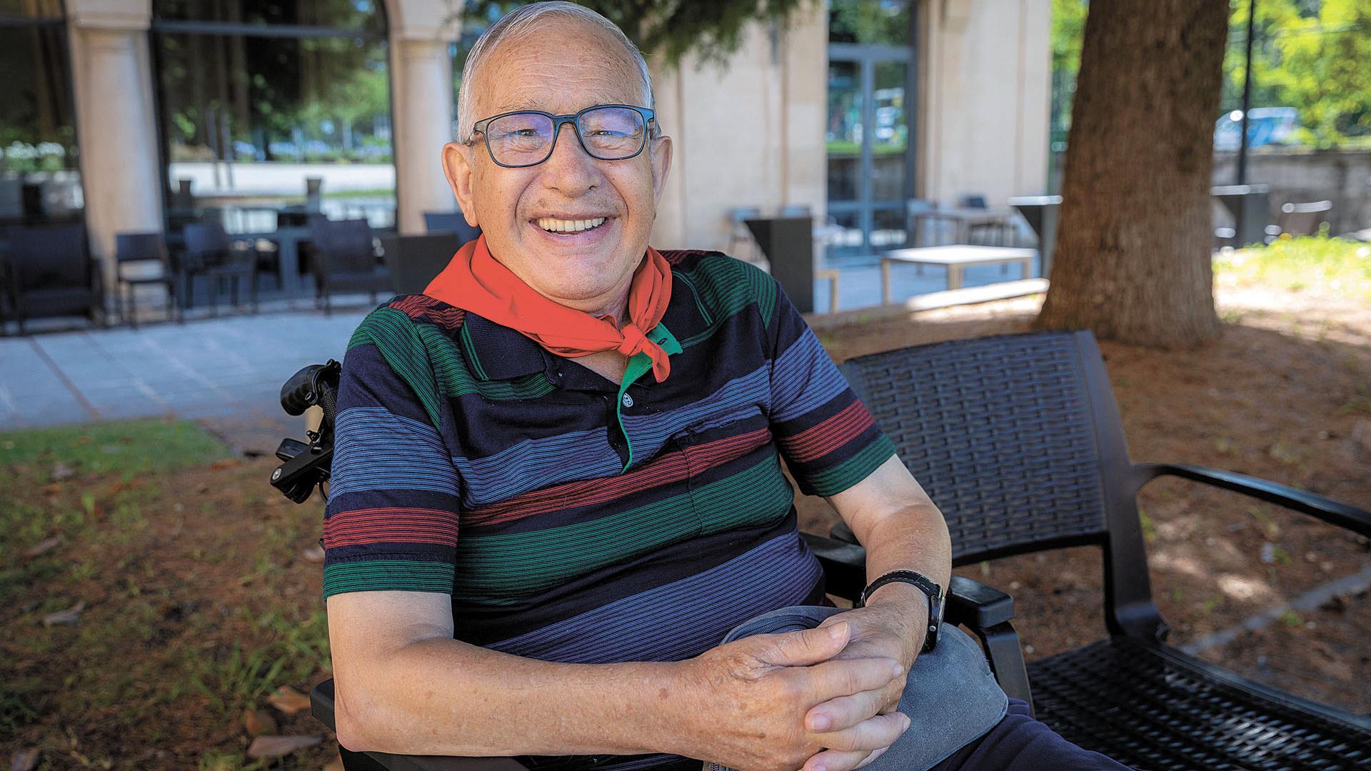 Eugenio Salinas, retratado poco antes de comenzar los Sanfermines, en el jardín de la residencia Amavir Oblatas