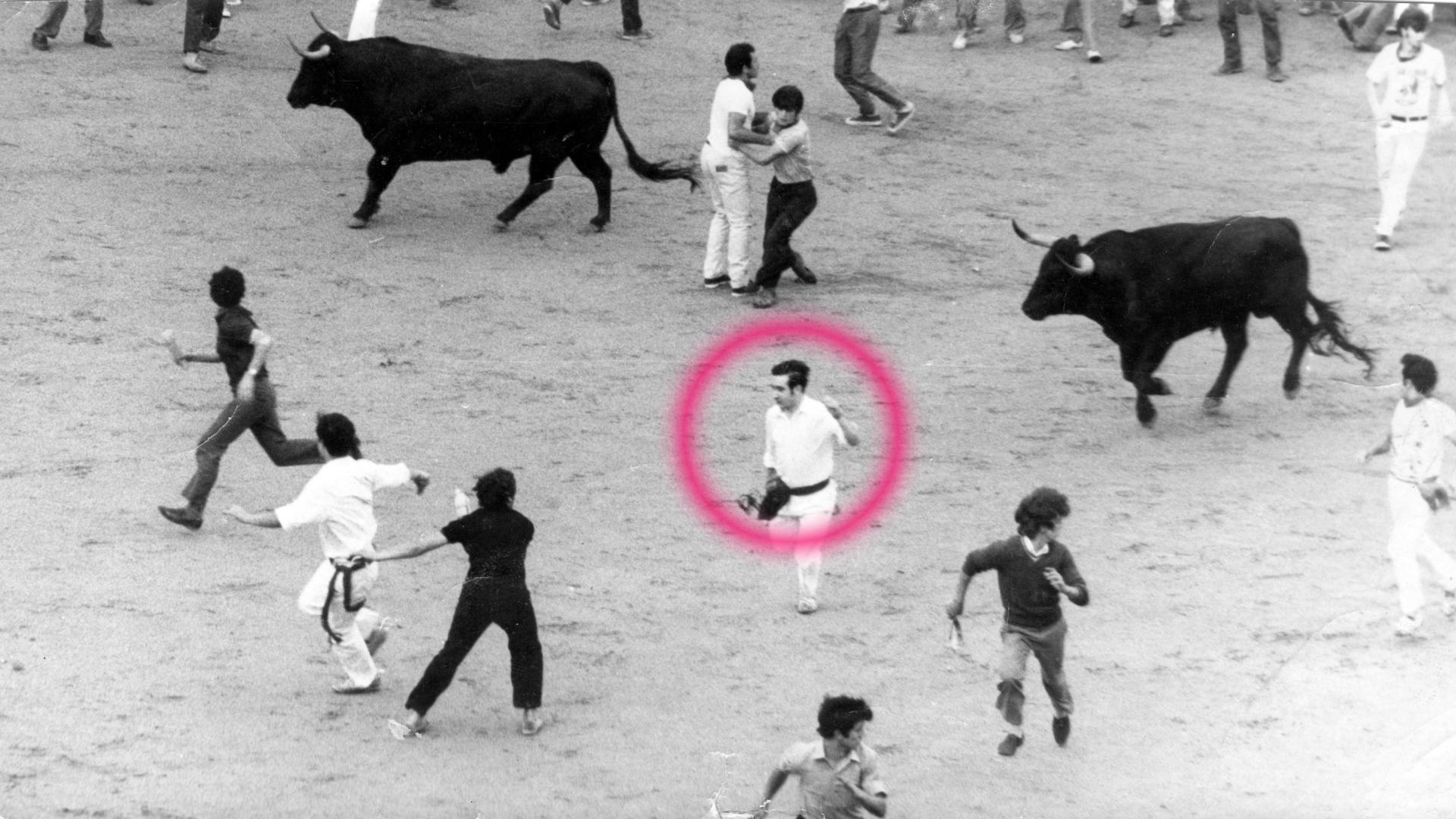 Eugenio Salinas, en un círculo, en una imagen en torno a 1970