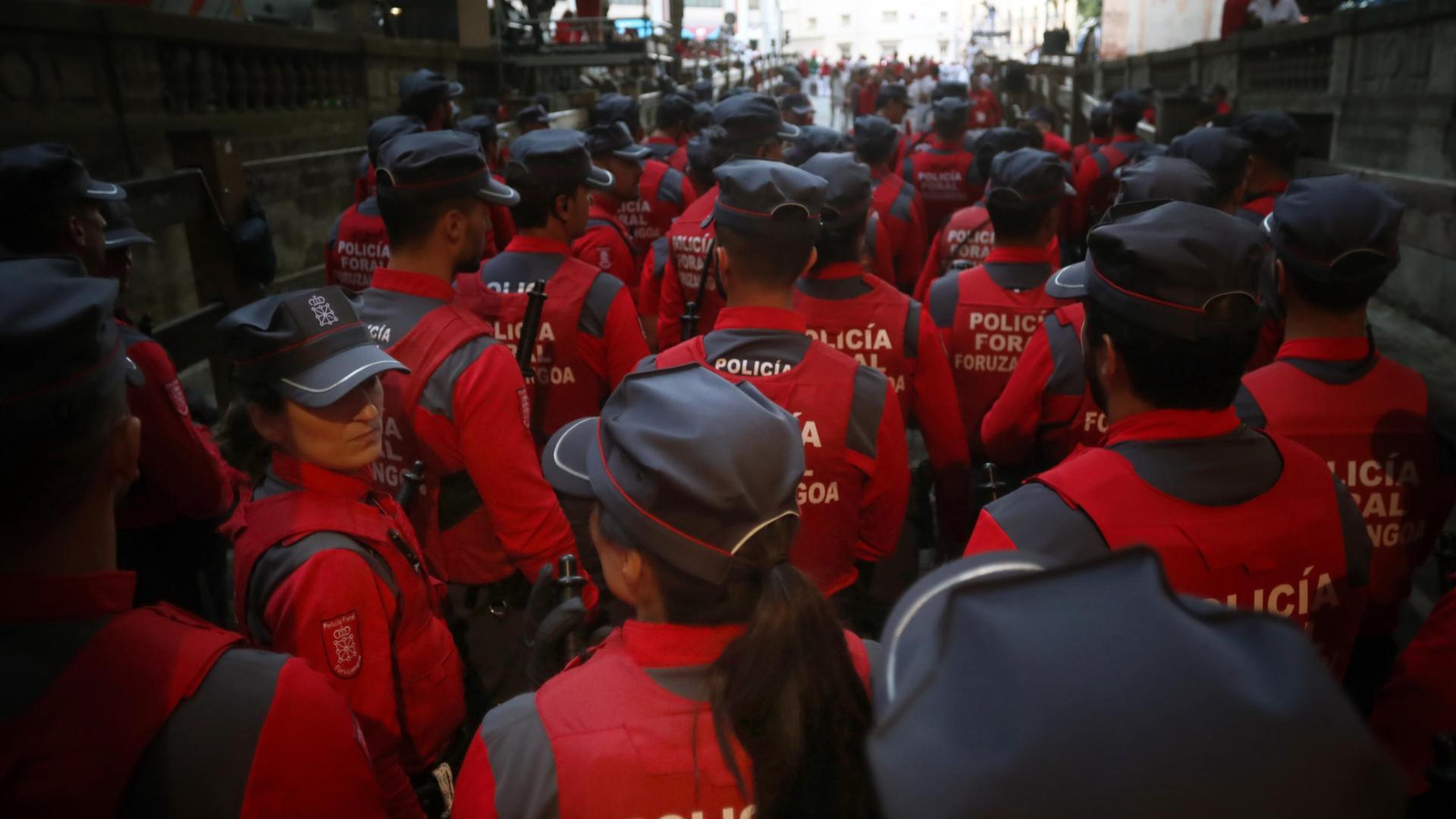 Agentes de la Policía Foral, este miércoles antes del encierro.