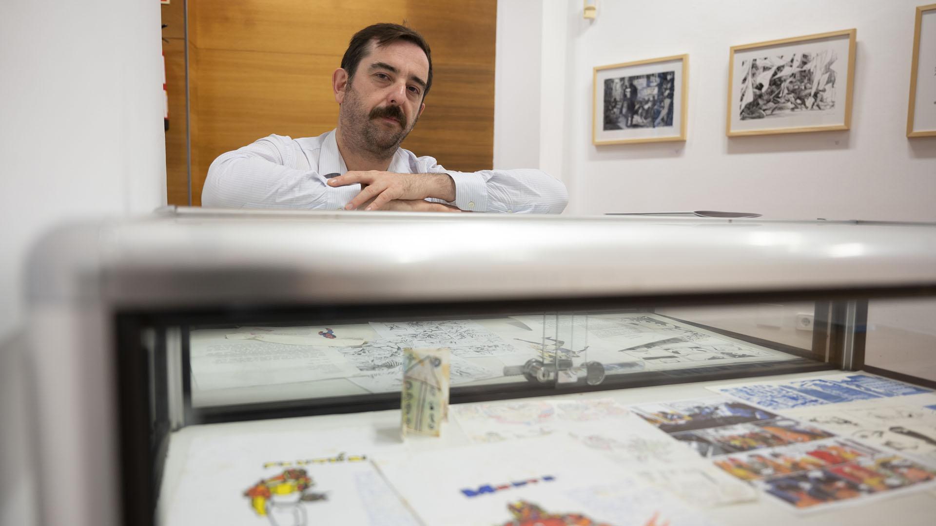 El dibujante Álvaro Martínez Bueno posa durante una entrevista en Torrelavega, Cantabria