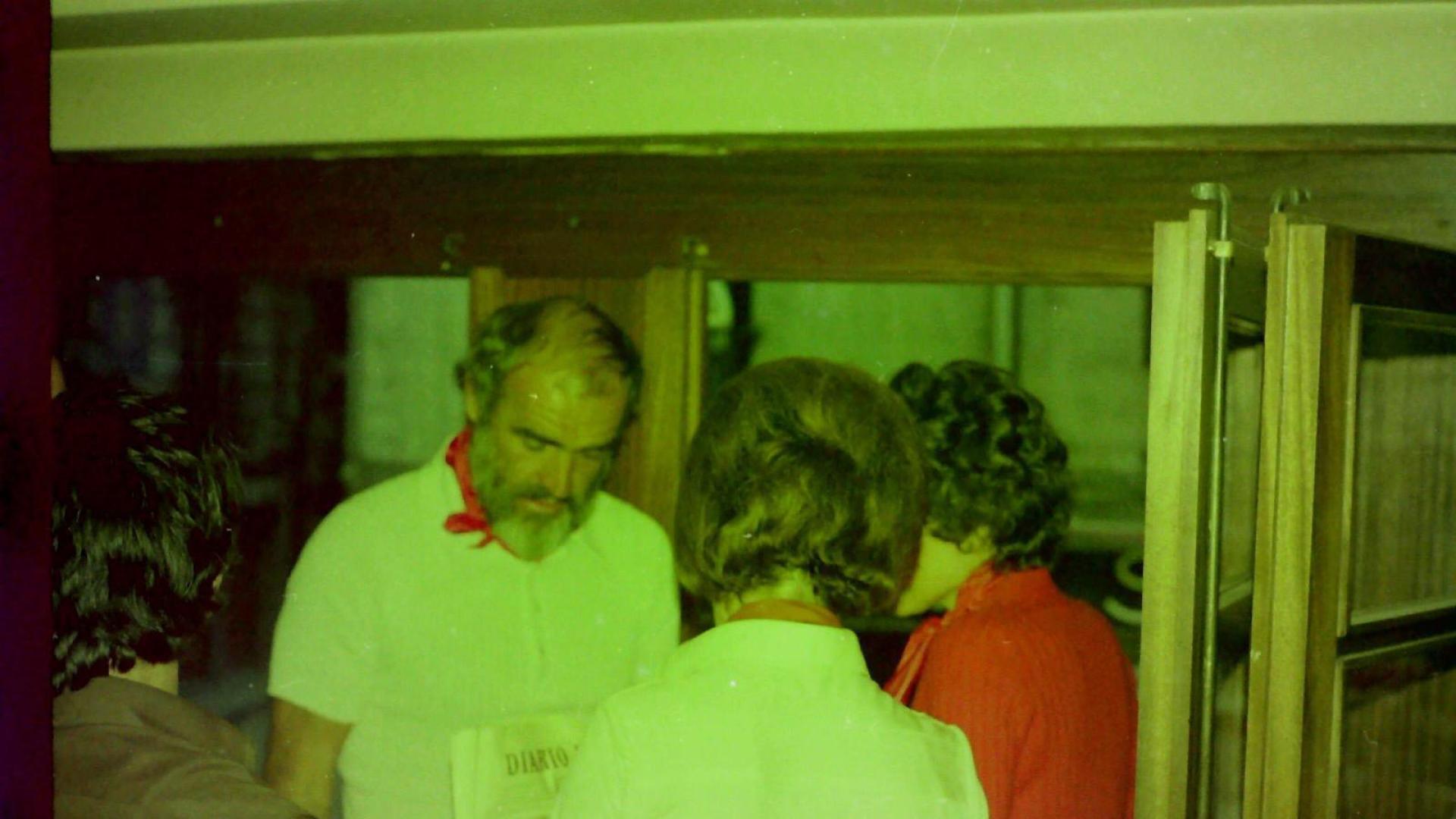Sean Connery y Audrey Hepburn en el balcón de la papelería Castiella, en un encierro de 1975.