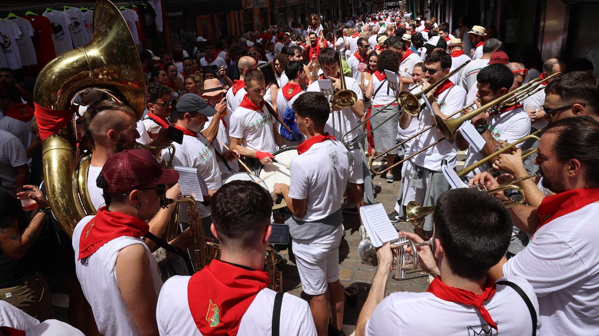 La charanga de la peña San Fermín, animando con su música ayer en la calle Estafeta