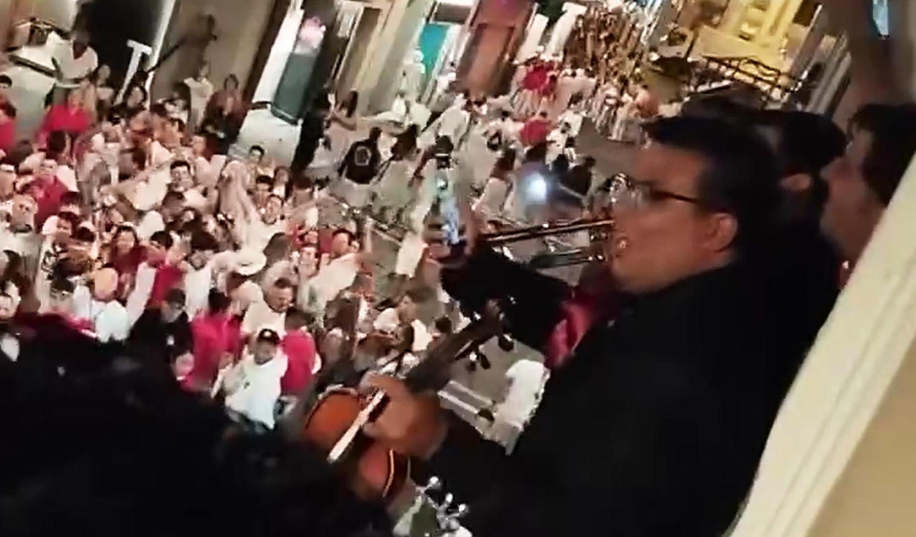 Vídeo: un grupo de mariachis se arranca con el 'Canta y no llores' desde un balcón de la calle Estafeta