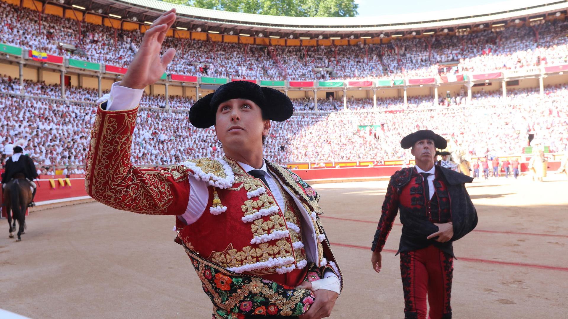 Andrés Roca Rey saluda al público al final del paseíllo en una tarde muy calurosa