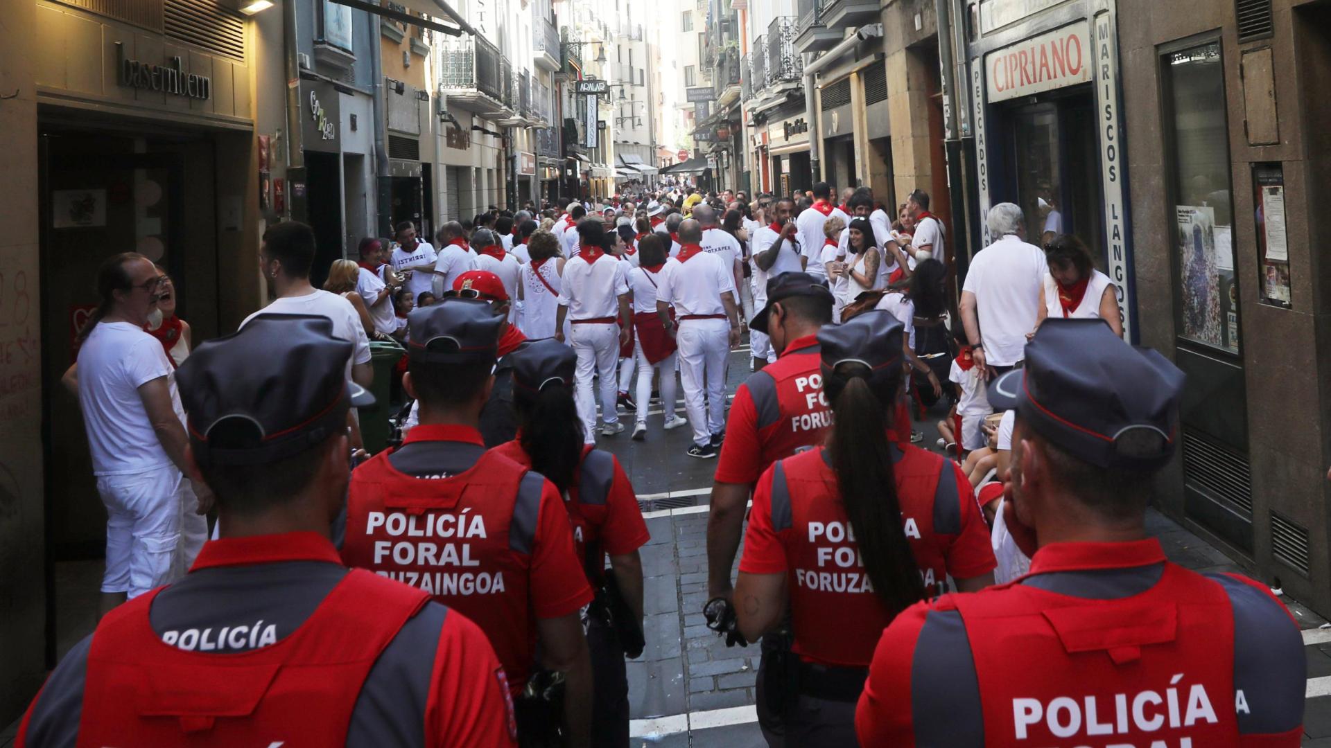 Una patrulla de la Policía Foral vigila el casco viejo de Pamplona.