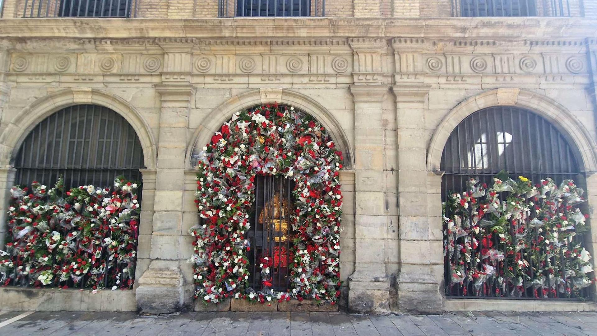 Miles de ramos de flores, este jueves en el exterior de la capilla de San Fermín