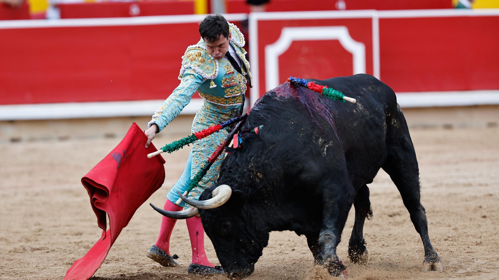 Derechazo de un dispuesto Daniel Luque, que perdió la oreja del segundo por el mal uso de los aceros