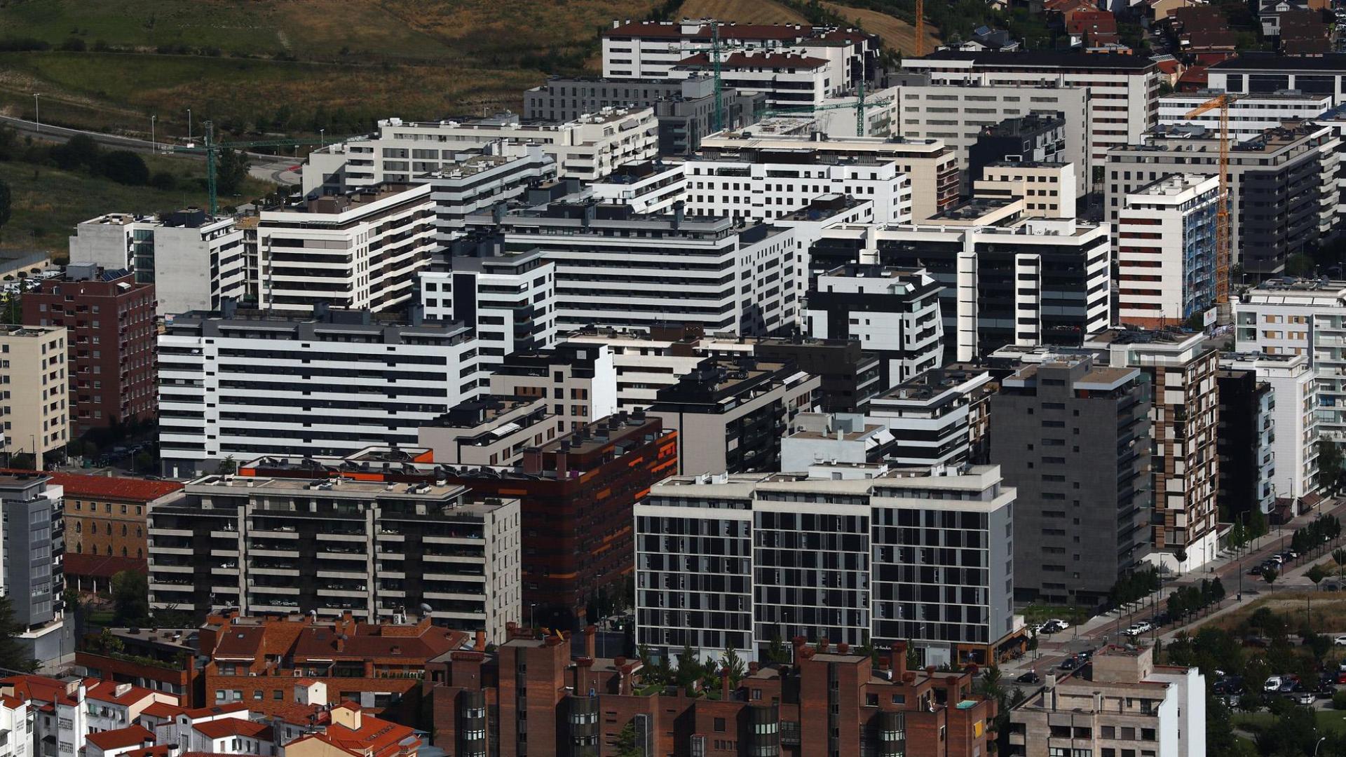 Bloques de pisos acabados y en construcción en el barrio de Lezkairu, uno de los que concentra mayor actividad constructora