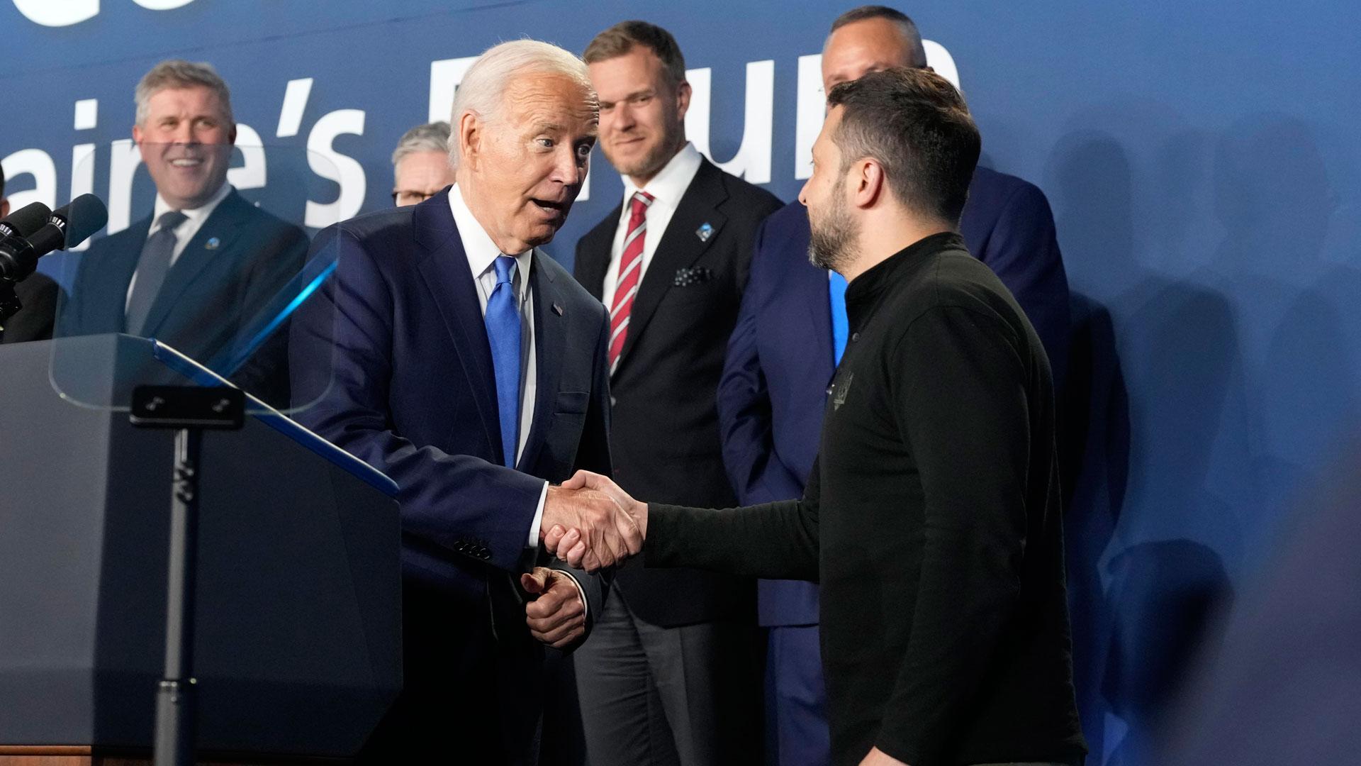 Biden saluda a Zelensky durante la cumbre de la OTAN