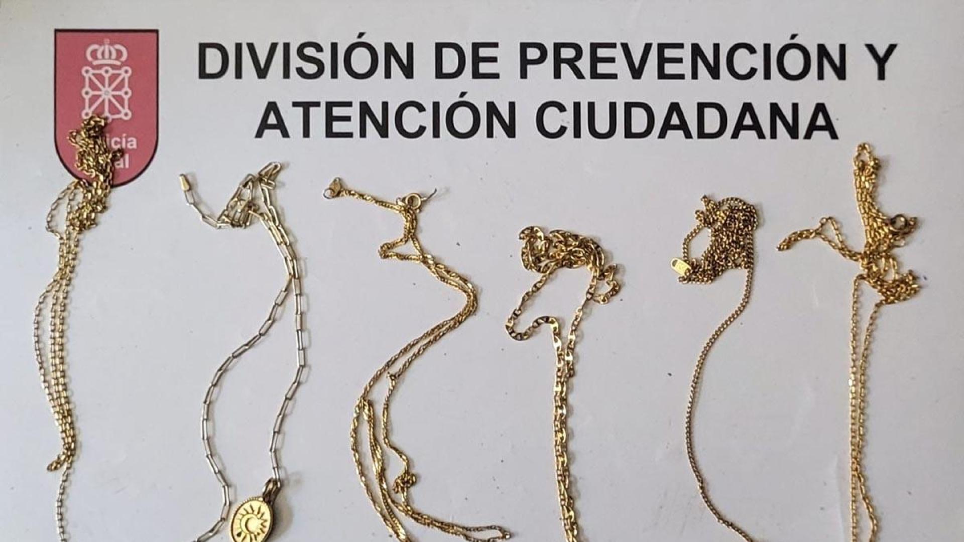 Imagen de las cadenas de oro intervenidas por Policía Foral