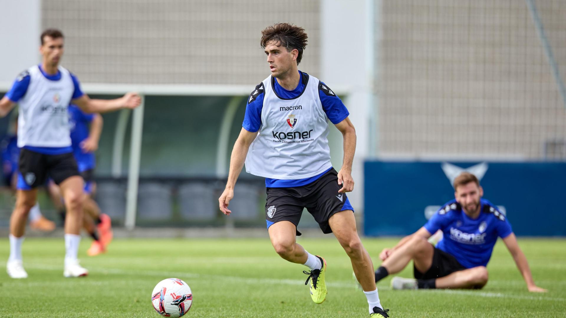 Javi Martínez conduce el balón este viernes en Tajonar