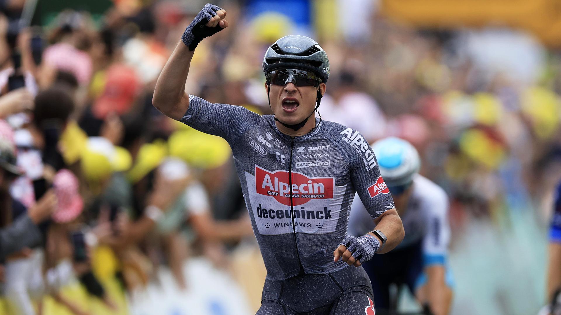 Jasper Philipsen celebra la victoria en el esprint de la etapa de este viernes, 12 de julio