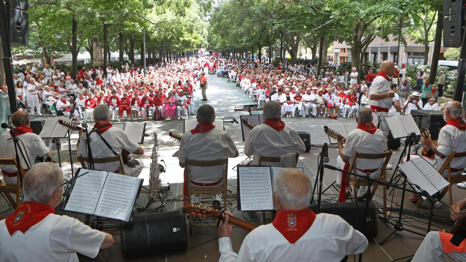 La rondalla Armonía, durante su actuación en el paseo de Sarasate