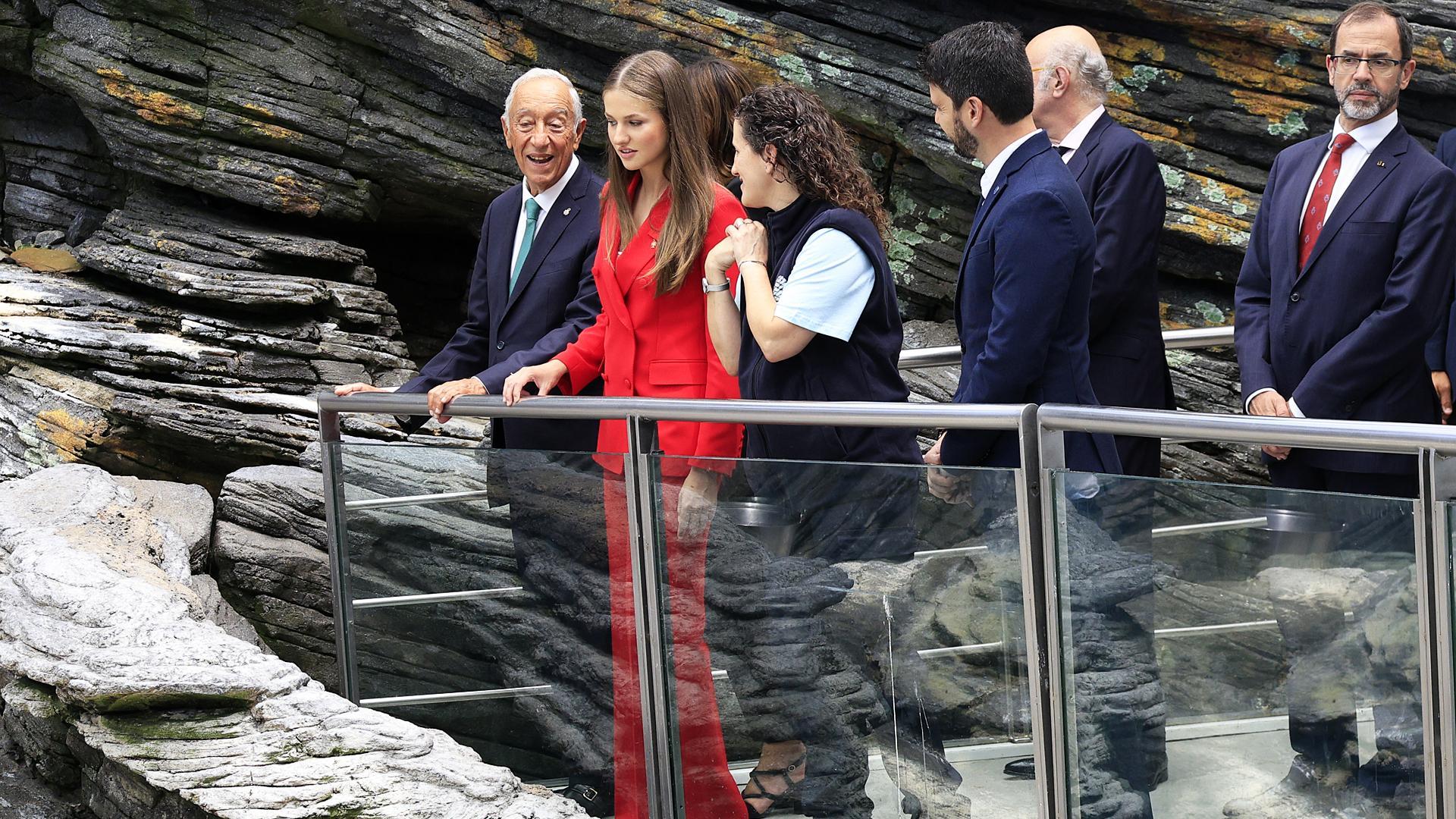 La Princesa Leonor y el presidente de la República Portuguesa, Marcelo Rebelo de Sousa, durante su visita al Oceanario, este 12 de julio