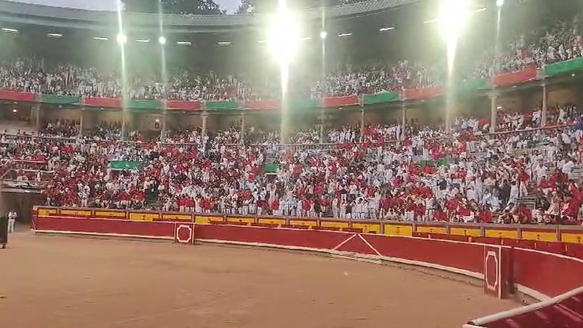 Rumbo Tijuana ameniza la espera en la plaza de toros antes del inicio del séptimo encierro