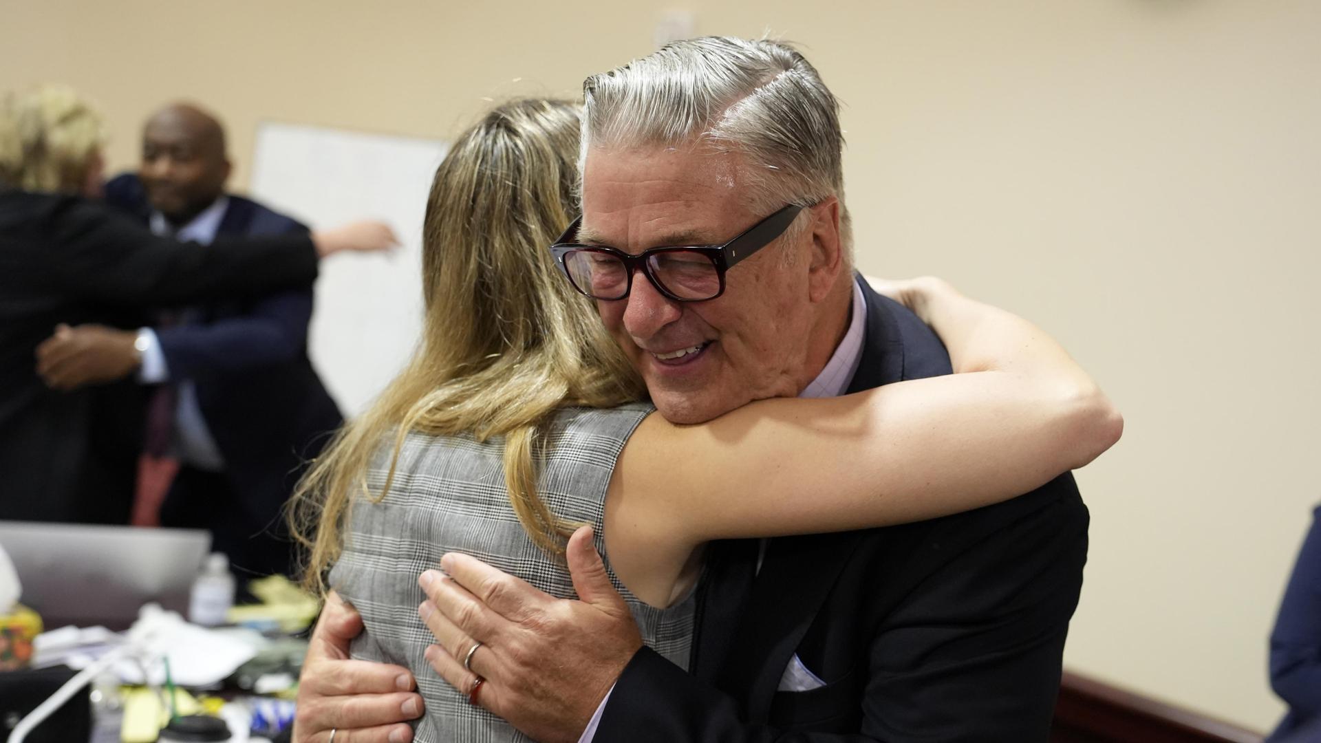 Alec Baldwin se abraza a un miembro de su equipo legal tras conocer el veredicto