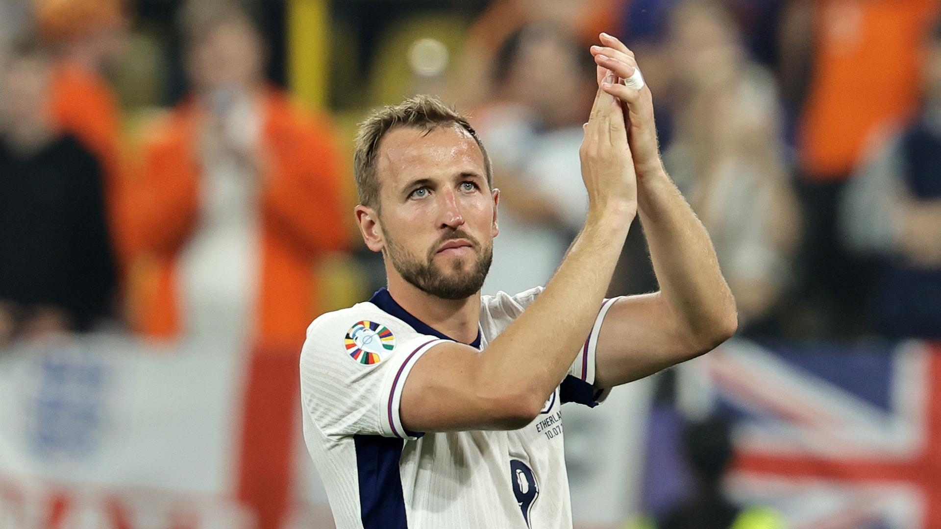 Harry Kane aplaude a los aficionados tras la victoria de Inglaterra en semifinales ante Países Bajos