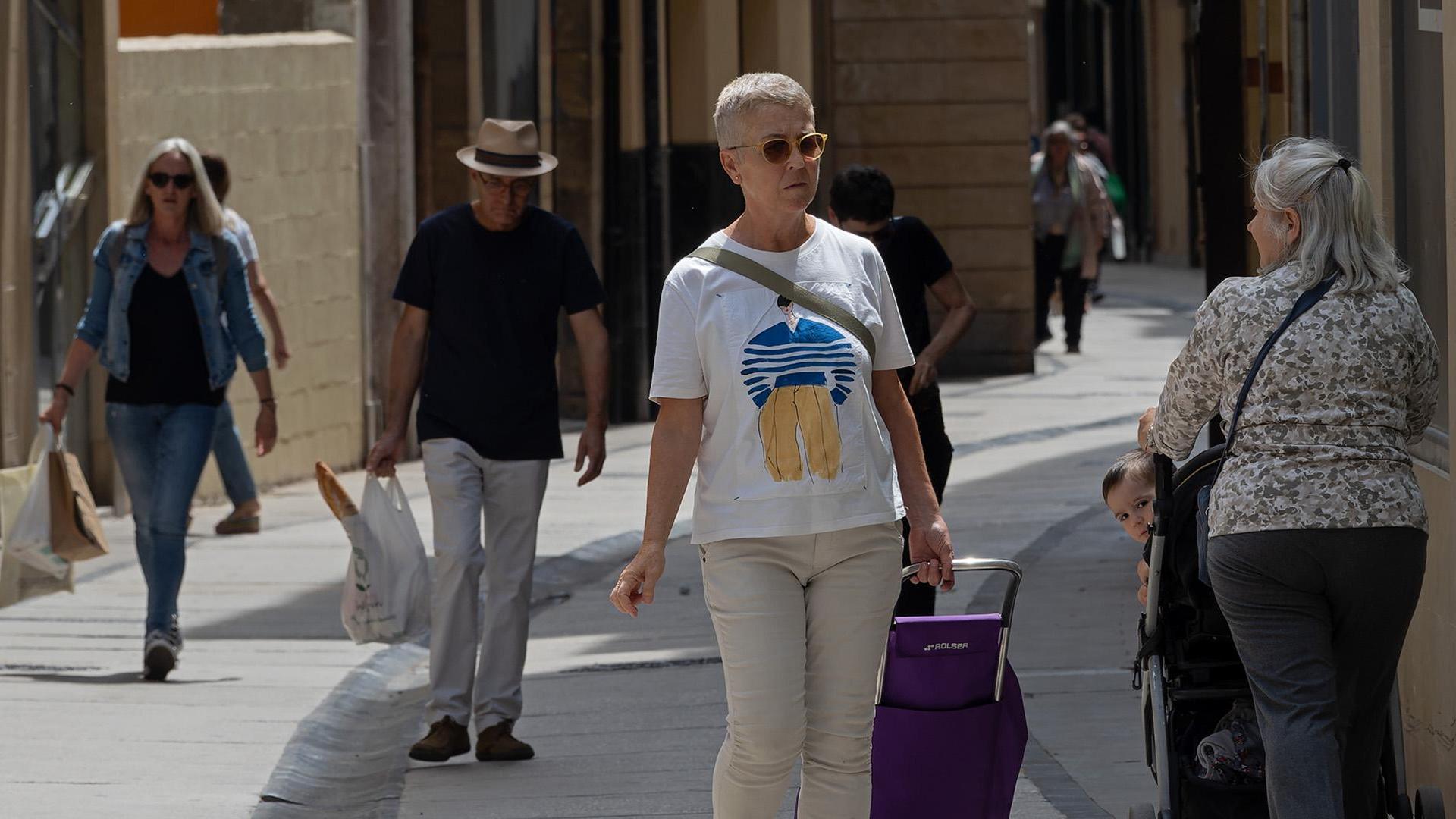Viandantes por la calle Mayor de Estella, una de las más comerciales de la ciudad