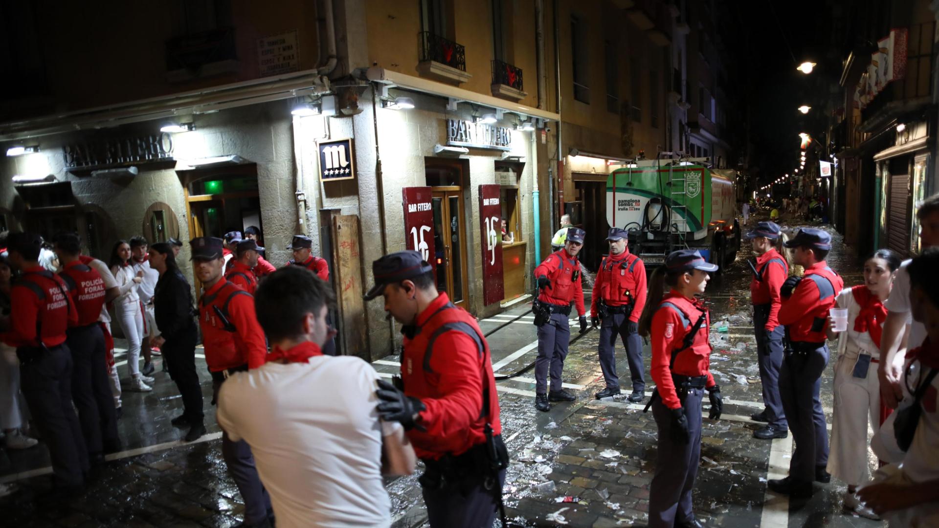 A las cinco de la madrugada, acompañan a los equipos de limpieza