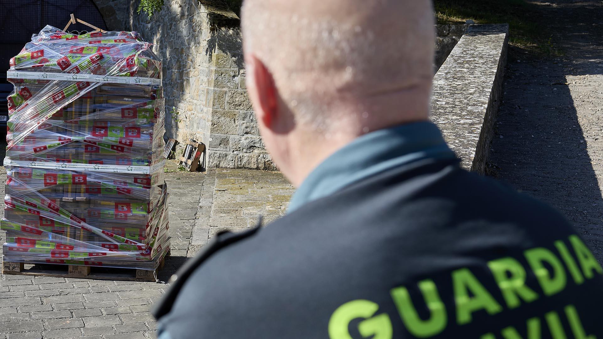 Fotos del control de Guardia Civil del material pirotécnico de los fuegos artificiales.