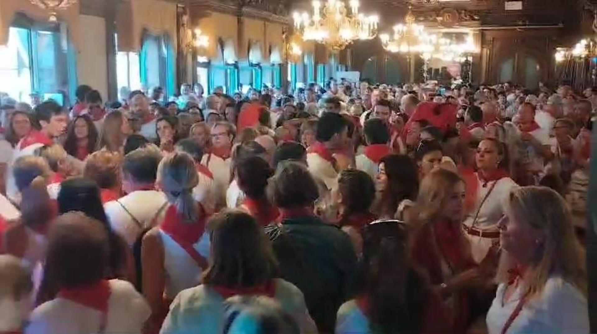 El cantante Patxi, encargado de las actuaciones en el Nuevo Casino, y su compañera Maialen han puesto a bailar este domingo a los asistentes al Baile de la Alpargata la coreografía del Coyote