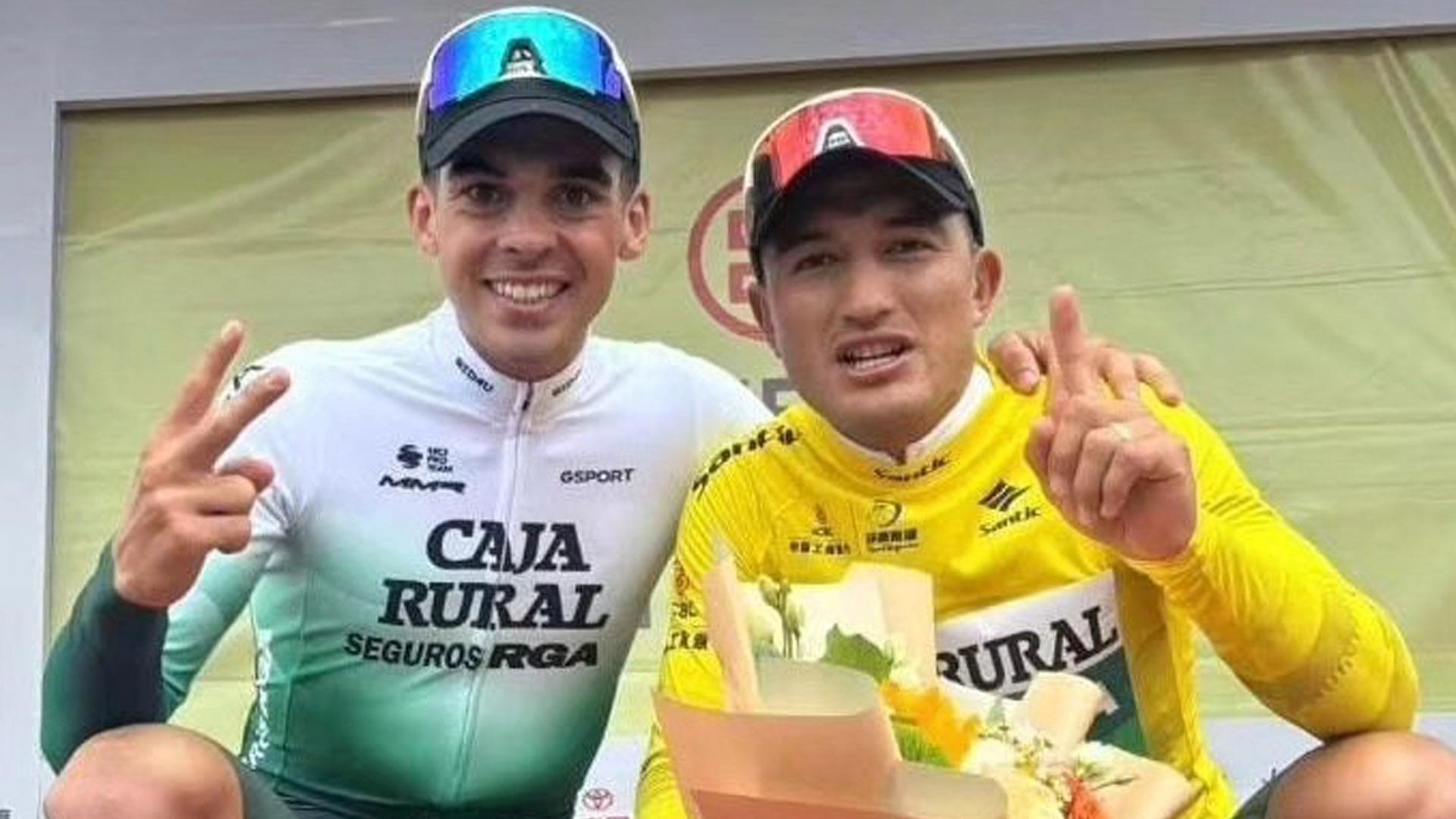 Thomas Silva y Jefferson Cepeda celebran el éxito conseguido en el Tour de Qinghai Lake,
