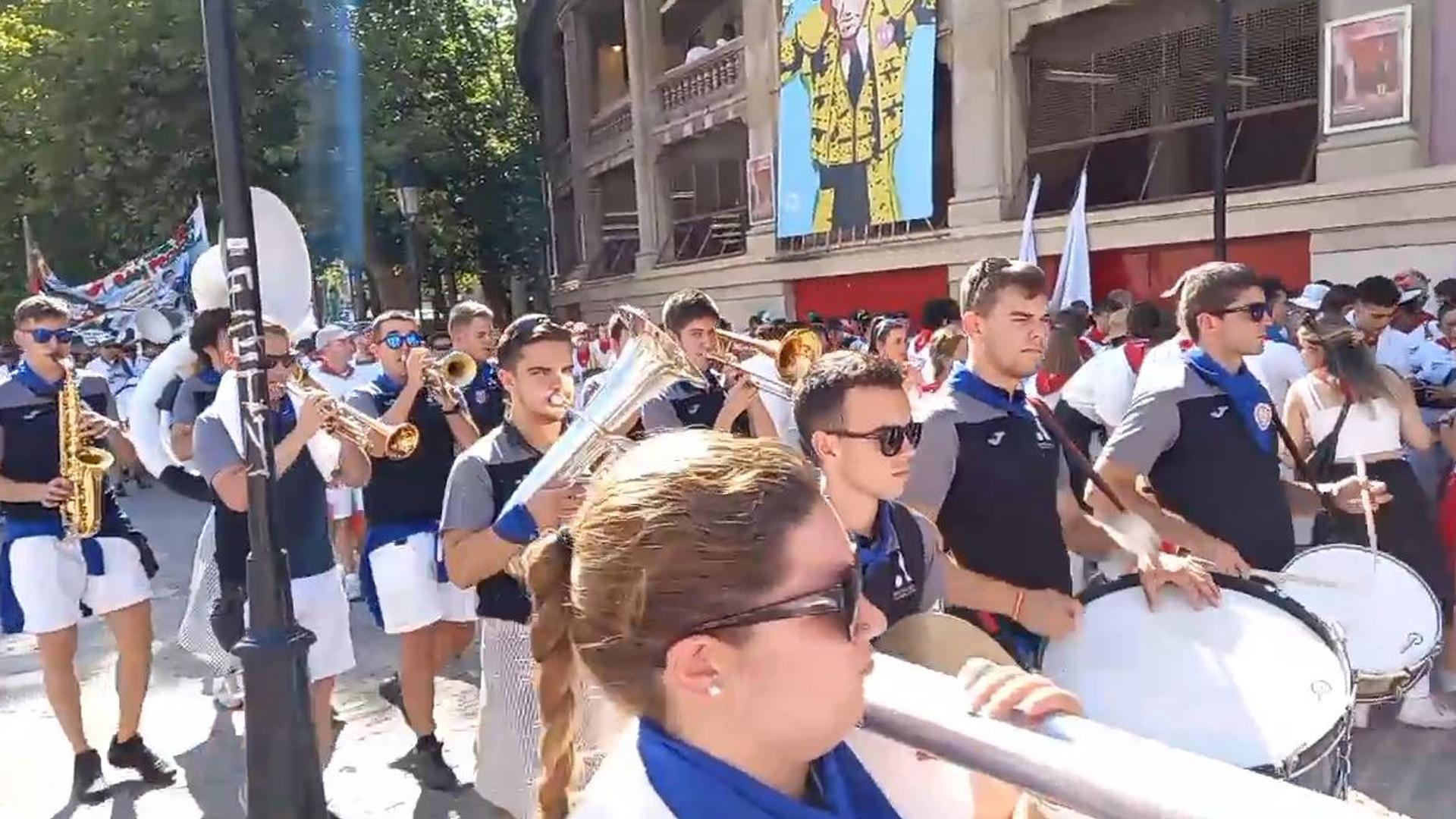 Llegada de las peñas a la plaza de Toros para la última corrida de San Fermín 2024
