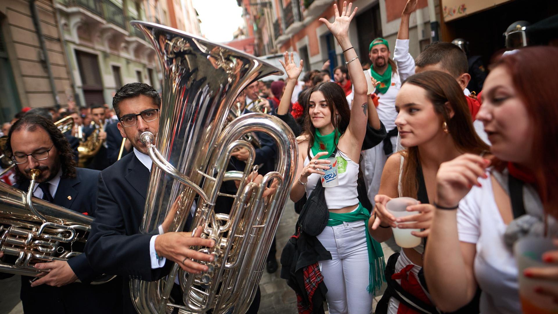 Los músicos de La Pamplonesa, rodeados por incondicionales de las madrugadoras dianas el pasado sábado en la calle Nueva